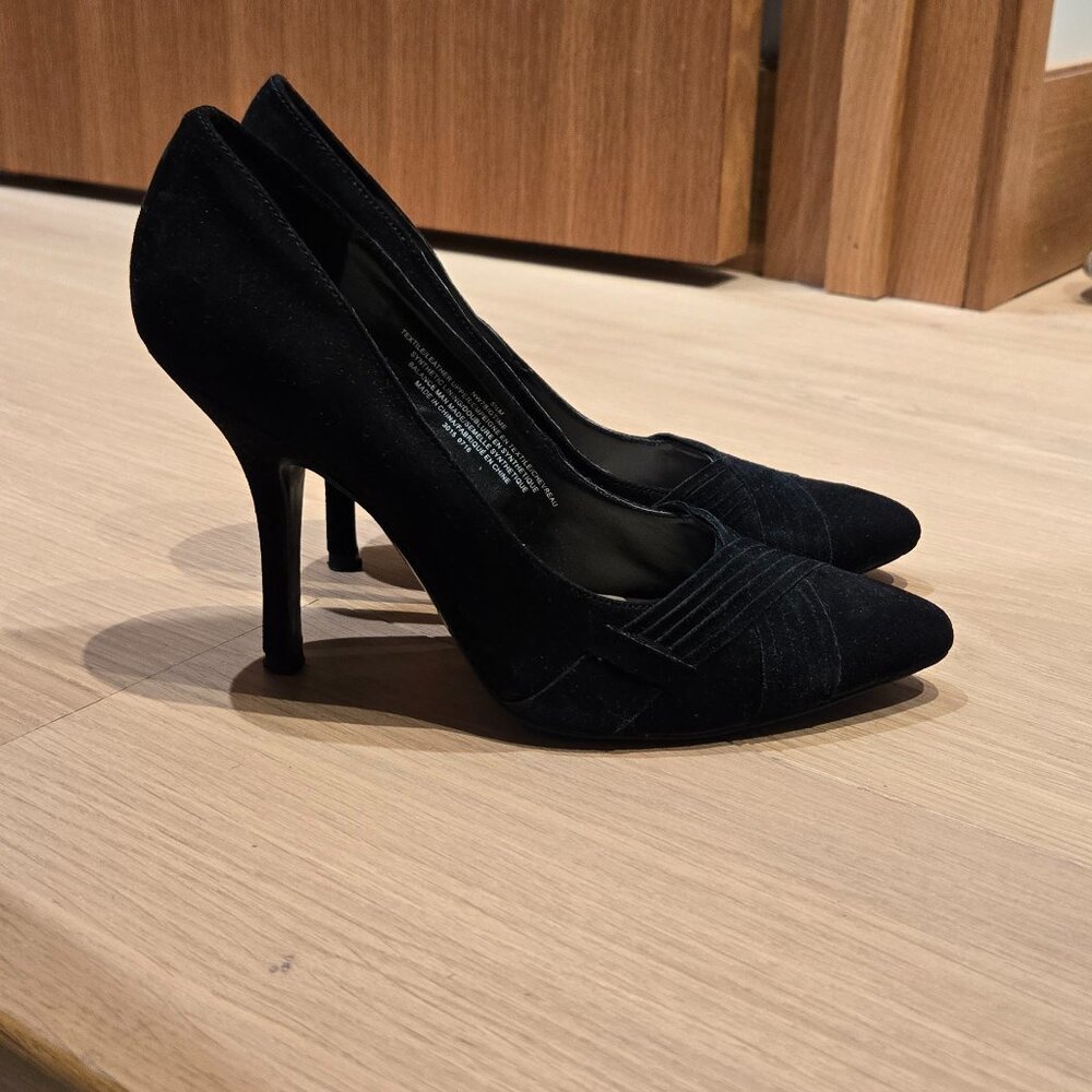 Nine West black suede pumps